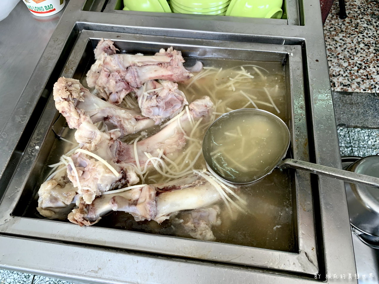 鄭記豬腳飯｜台北超強黑金豬腳飯，70年老店想吃要排隊，東坡肉飯必點，內用大骨筍湯喝到飽 @猴屁的異想世界