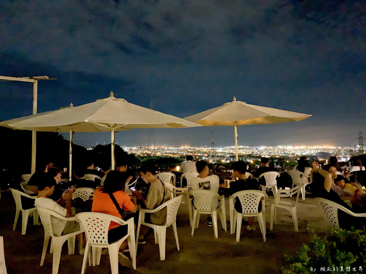 台中百萬夜景咖啡廳，營業到凌晨3點鐘，冰淇淋布朗尼超好吃，有免費停車場｜啡文學龍井店 @猴屁的異想世界