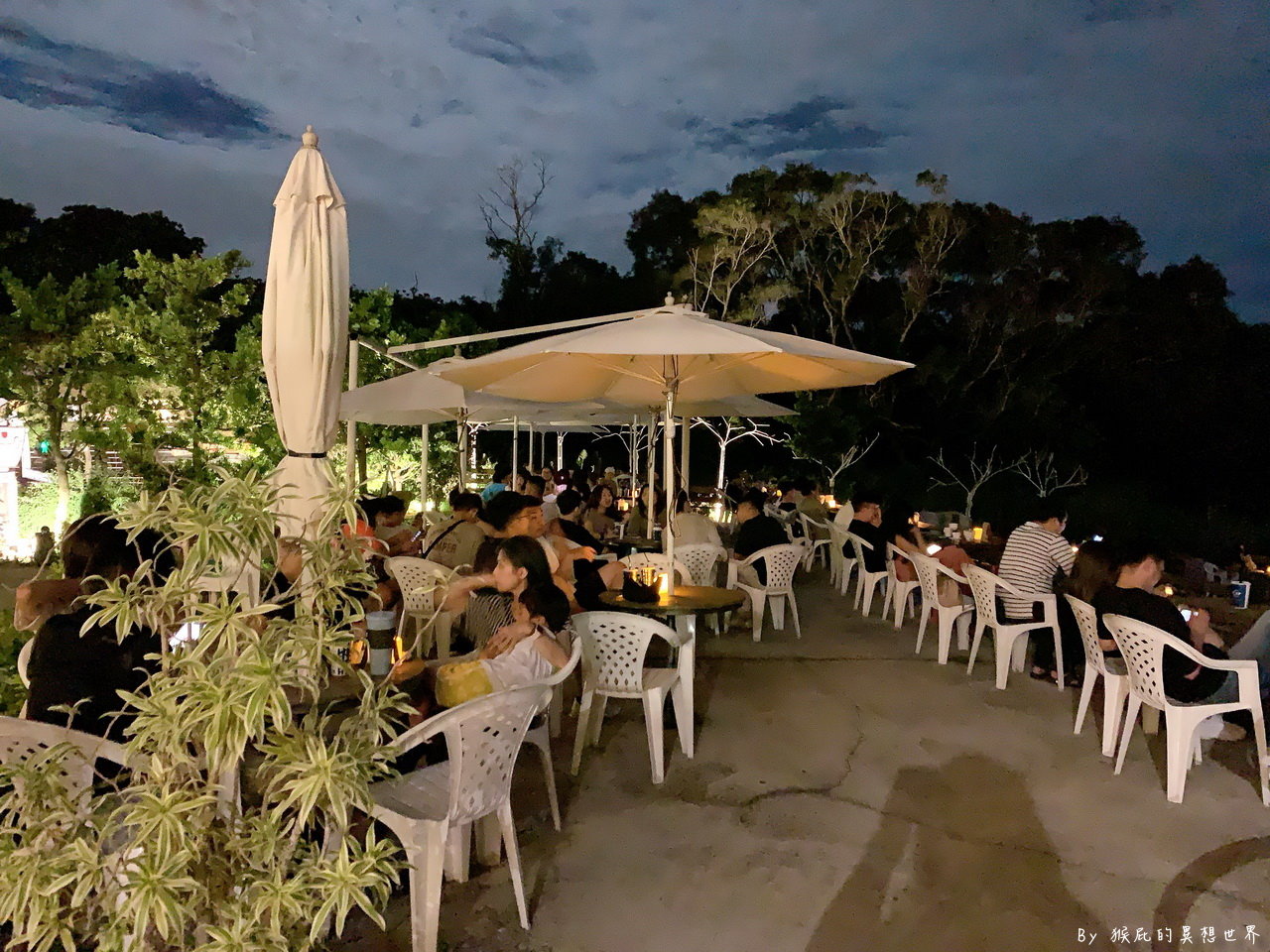 台中百萬夜景咖啡廳，營業到凌晨3點鐘，冰淇淋布朗尼超好吃，有免費停車場｜啡文學龍井店 @猴屁的異想世界