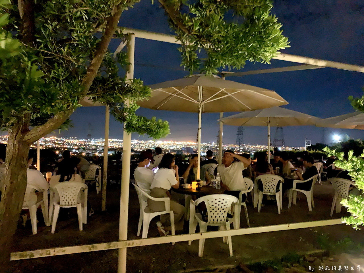 台中百萬夜景咖啡廳，營業到凌晨3點鐘，冰淇淋布朗尼超好吃，有免費停車場｜啡文學龍井店 @猴屁的異想世界