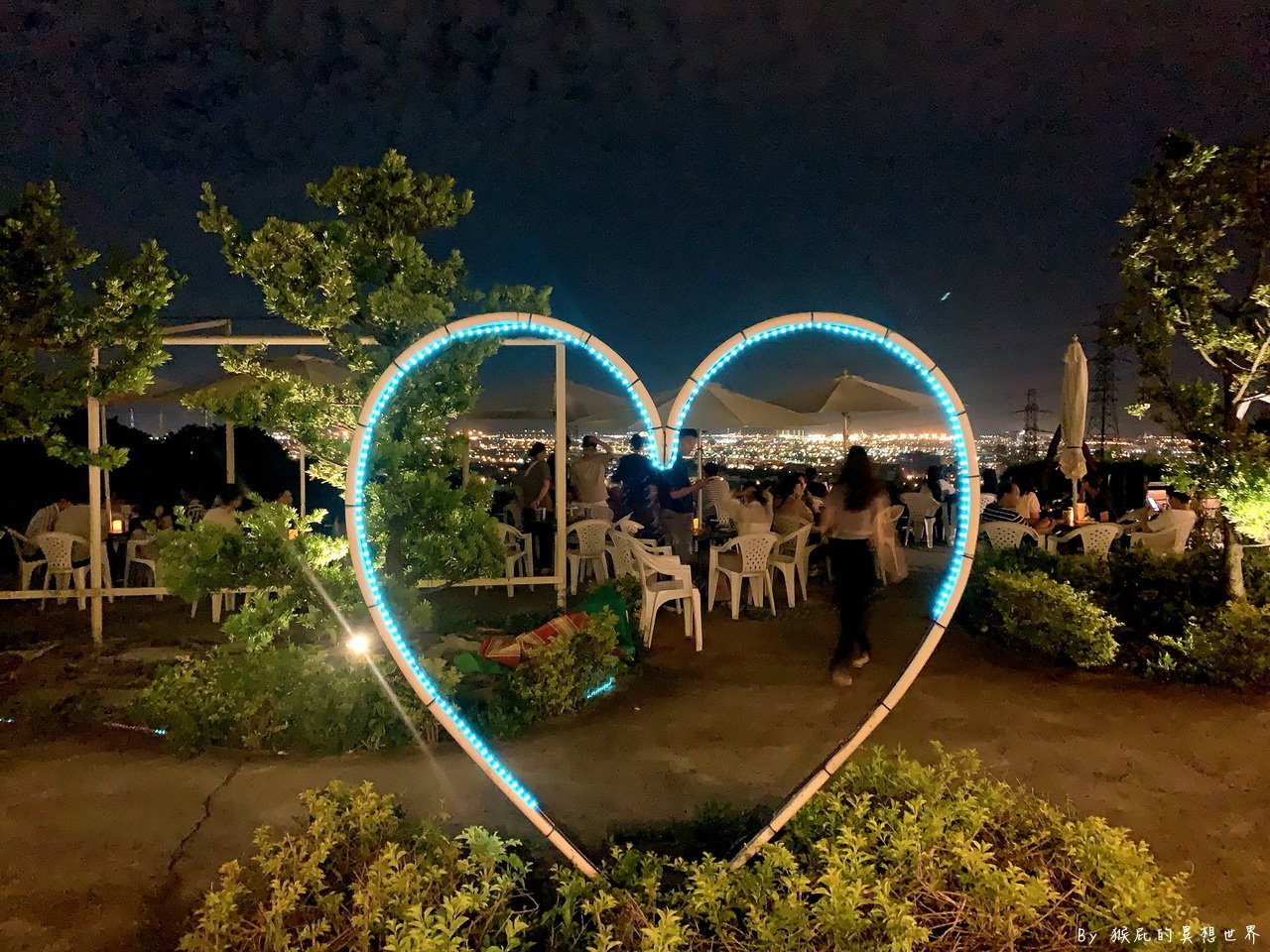 台中百萬夜景咖啡廳，營業到凌晨3點鐘，冰淇淋布朗尼超好吃，有免費停車場｜啡文學龍井店 @猴屁的異想世界