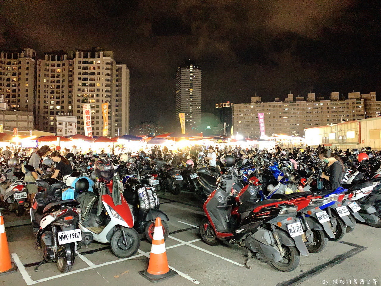 台中大慶夜市必吃美食，超好吃新加坡叻沙麵1秒到國外，5種湯底海陸自由配，星期三五六營業｜吉寶叻沙麵 @猴屁的異想世界