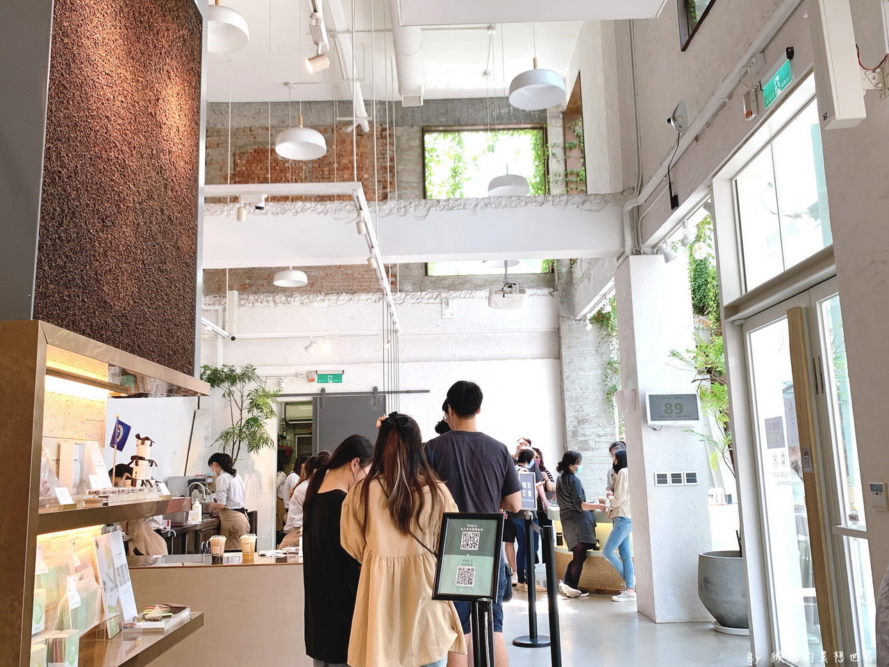 吃茶三千台灣概念店｜台中網美飲料店美到變景點，國王珍珠奶茶必喝，生意超好大排隊 @猴屁的異想世界