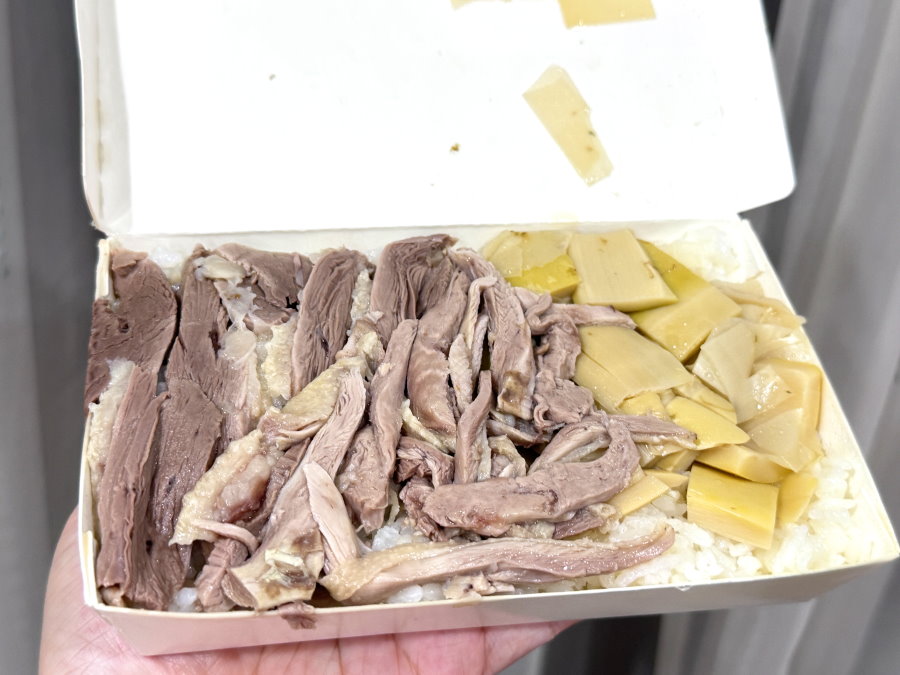 酉金鵝河南店｜台中超人氣無骨鵝肉飯推薦，鮮嫩多汁只要95元＋鵝骨湯免費喝到飽！ @猴屁的異想世界