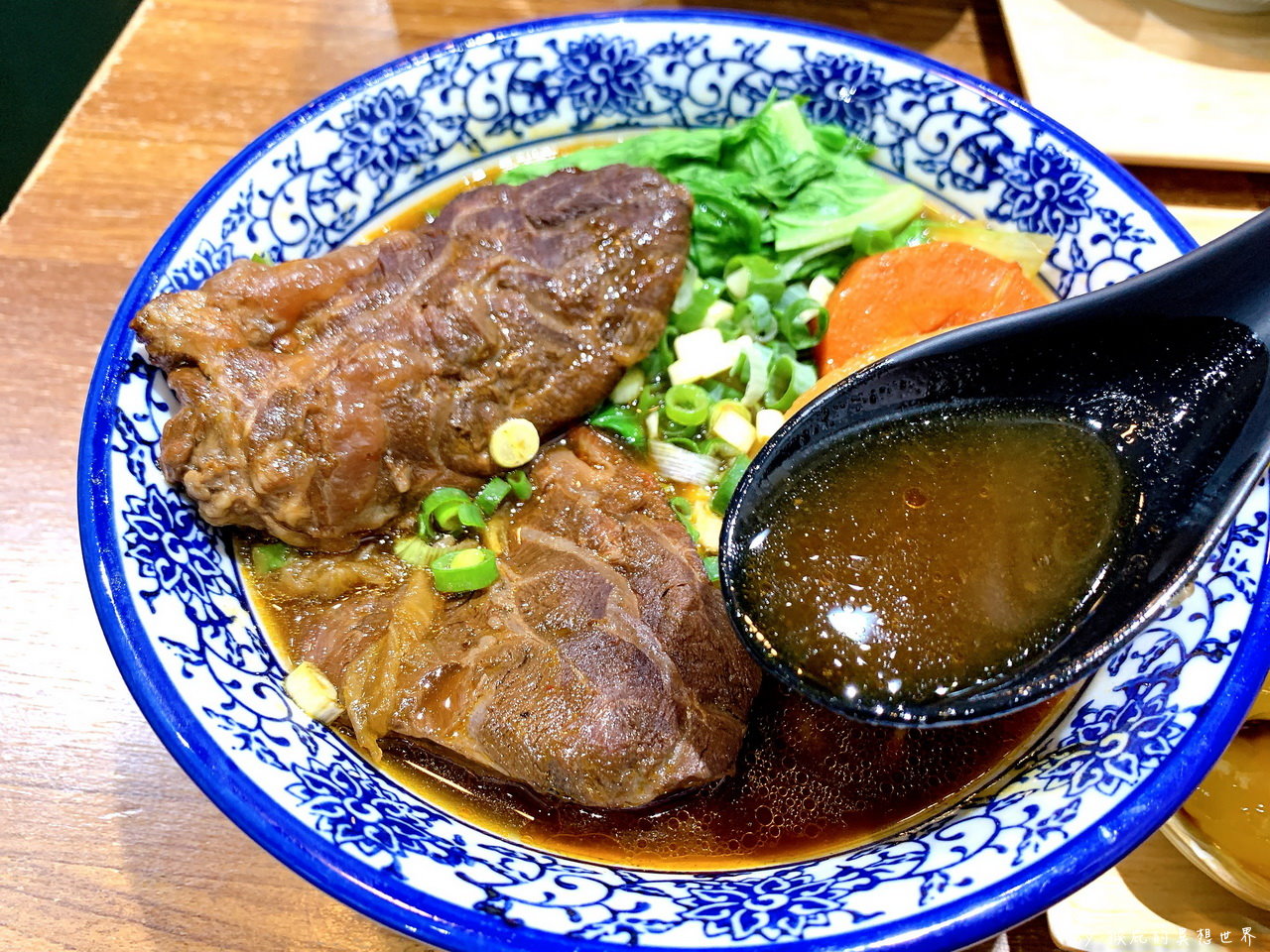 小初店｜台中超人氣滷肉飯一吃就上癮，厚厚厚限量牛肉麵必點牛肉超大塊CP值高，台中米其林必比登推薦美食，外帶自取95折優惠 @猴屁的異想世界