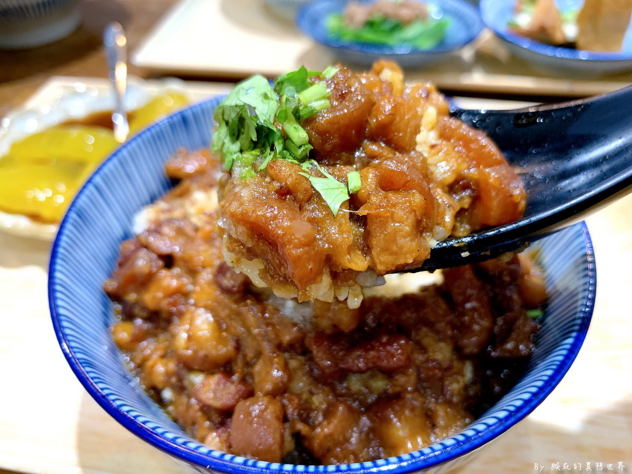 小初店｜台中超人氣滷肉飯一吃就上癮，厚厚厚限量牛肉麵必點牛肉超大塊CP值高，台中米其林必比登推薦美食，外帶自取95折優惠 @猴屁的異想世界