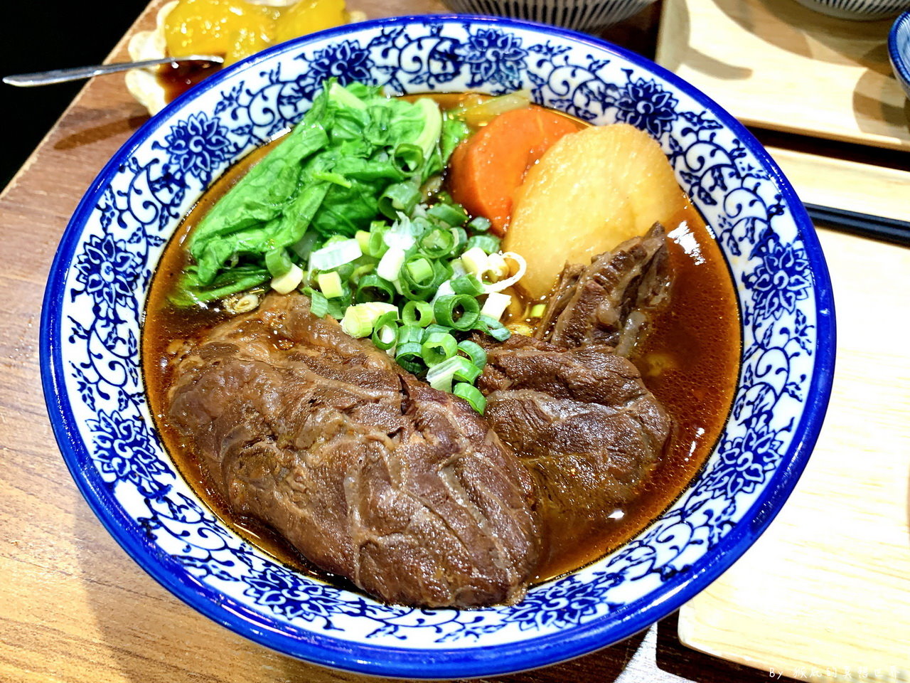 小初店｜台中超人氣滷肉飯一吃就上癮，厚厚厚限量牛肉麵必點牛肉超大塊CP值高，台中米其林必比登推薦美食，外帶自取95折優惠 @猴屁的異想世界