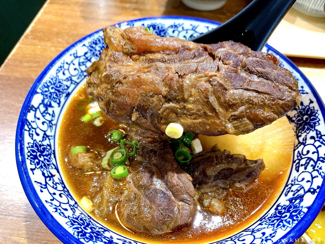 小初店｜台中超人氣滷肉飯一吃就上癮，厚厚厚限量牛肉麵必點牛肉超大塊CP值高，台中米其林必比登推薦美食，外帶自取95折優惠 @猴屁的異想世界