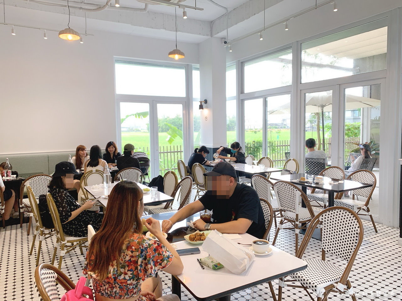 黑RURU CAFE｜宜蘭新景點笑笑羊主題咖啡館，超可愛笑笑羊近距離互動，甜點蛋糕好吃，有免費停車場 @猴屁的異想世界