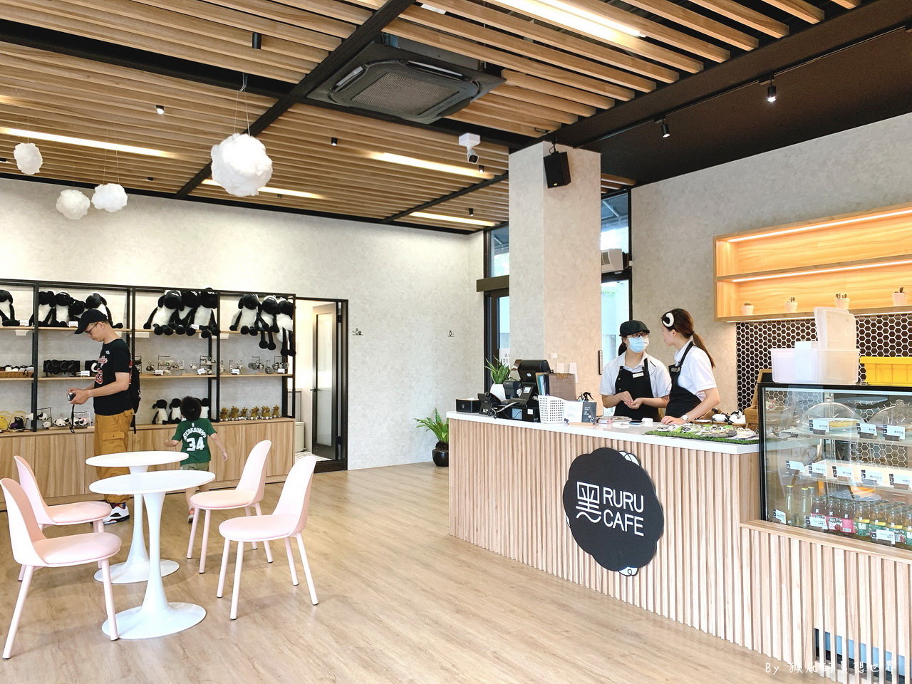 黑RURU CAFE｜宜蘭新景點笑笑羊主題咖啡館，超可愛笑笑羊近距離互動，甜點蛋糕好吃，有免費停車場 @猴屁的異想世界