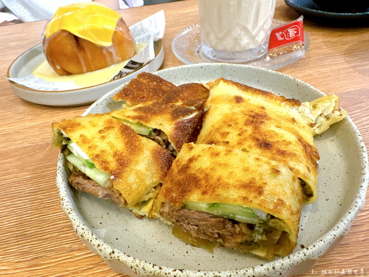 台中超夯早午餐，招牌燒肉脆皮蛋餅必點，超邪惡炸饅頭根本靈魂伴侶，滿滿煉乳超誘人｜LOWCA勞咖 @猴屁的異想世界