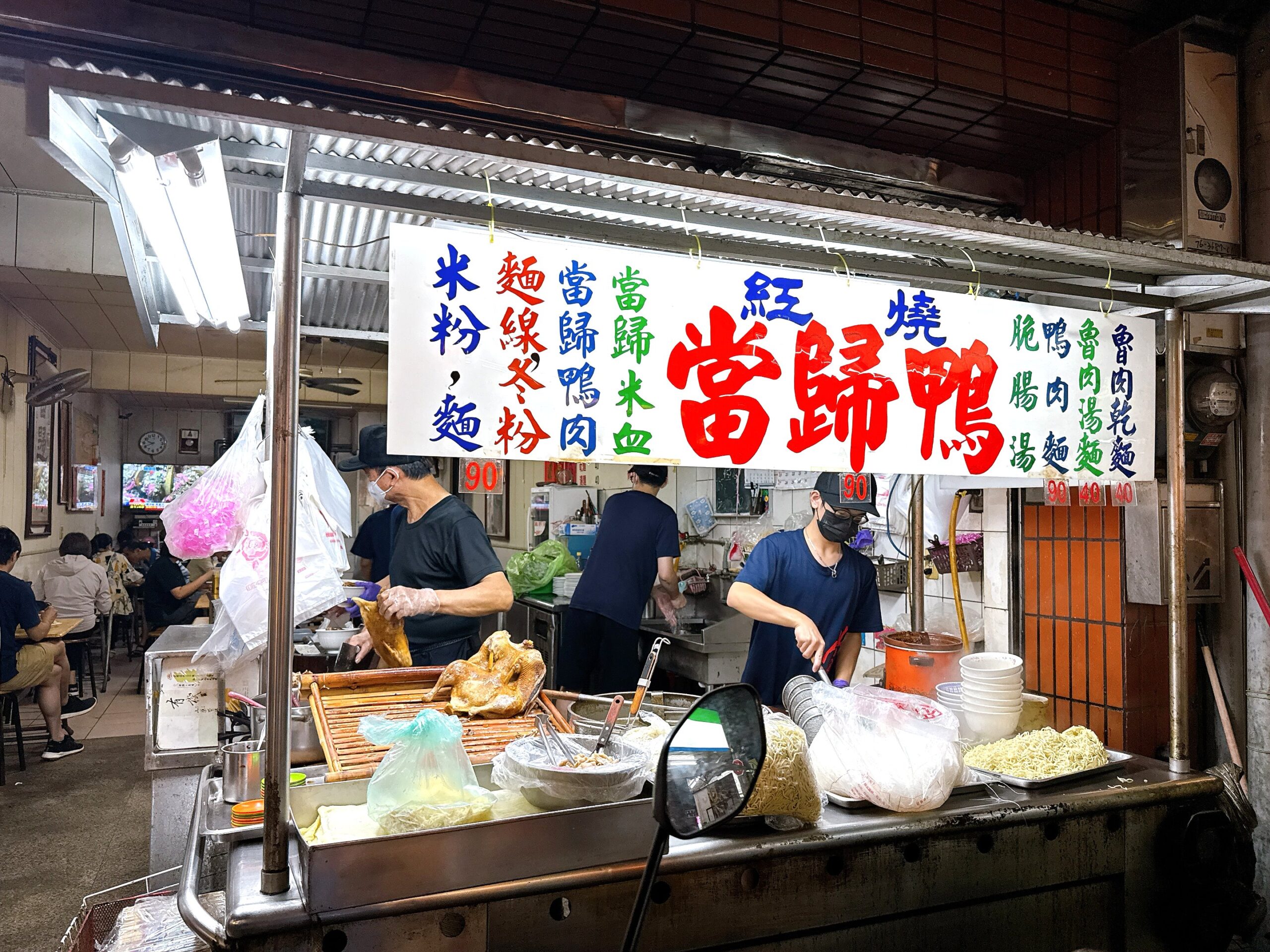 在地人推薦逢甲夜市隱藏版美食，鴨腿切盤130元份量十足，生意超好要排隊，營業到半夜1點｜當歸鴨麵線 @猴屁的異想世界