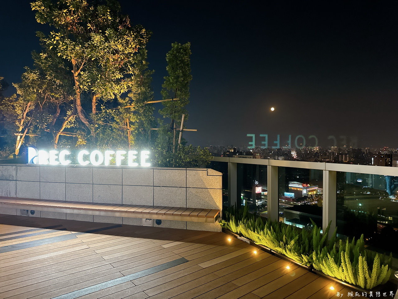 REC COFFEE 台中旗艦店｜台中夜景咖啡推薦，26樓高空夜景美翻，日本福岡冠軍咖啡 @猴屁的異想世界