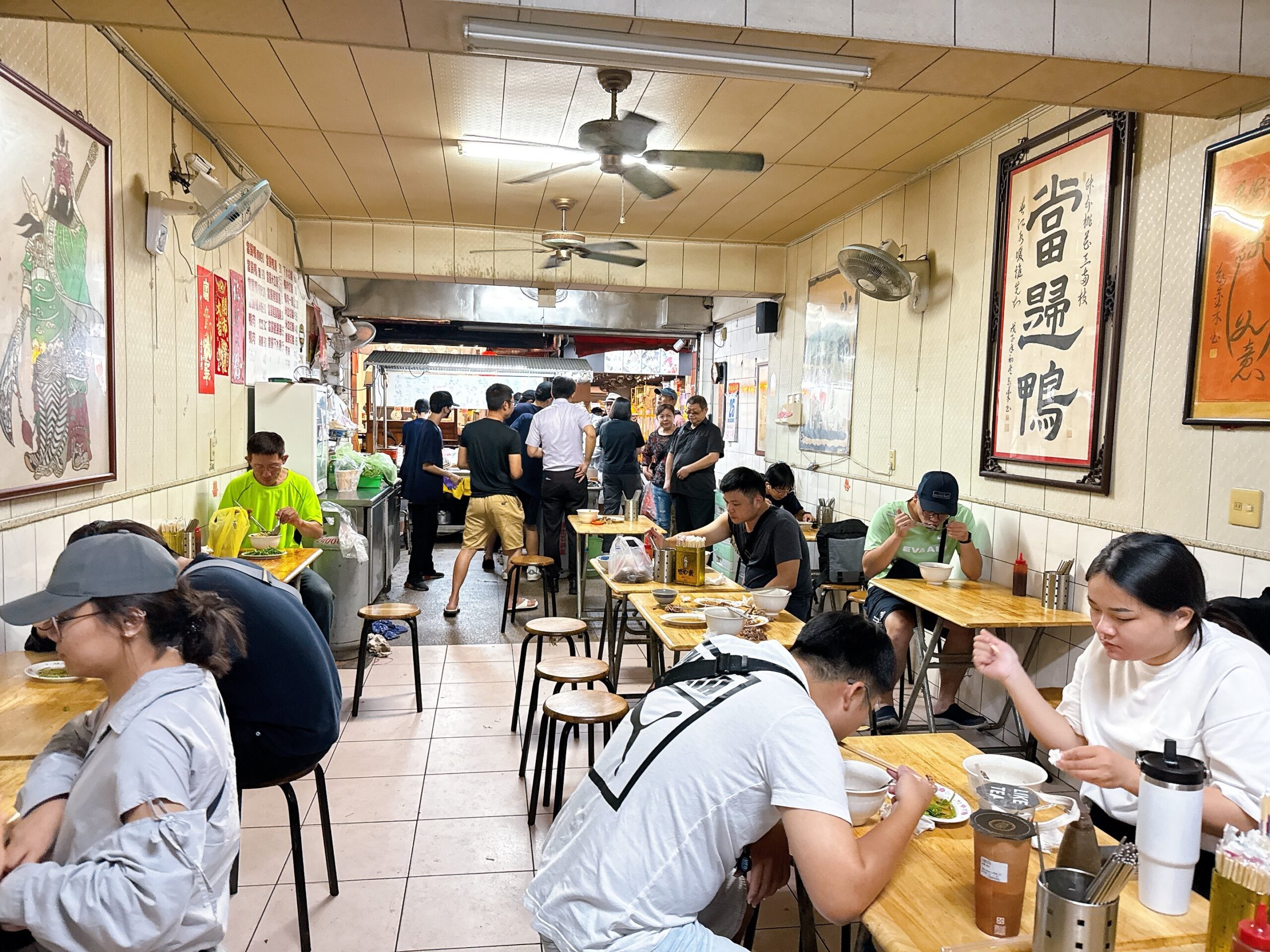 在地人推薦逢甲夜市隱藏版美食，鴨腿切盤130元份量十足，生意超好要排隊，營業到半夜1點｜當歸鴨麵線 @猴屁的異想世界