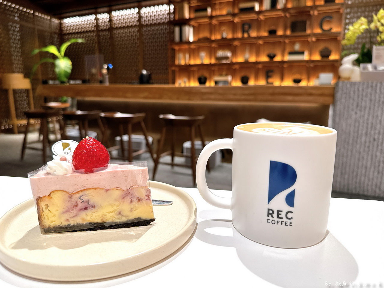 REC COFFEE 台中旗艦店｜台中夜景咖啡推薦，26樓高空夜景美翻，日本福岡冠軍咖啡 @猴屁的異想世界