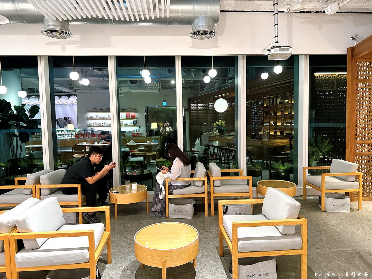 REC COFFEE 台中旗艦店｜台中夜景咖啡推薦，26樓高空夜景美翻，日本福岡冠軍咖啡 @猴屁的異想世界