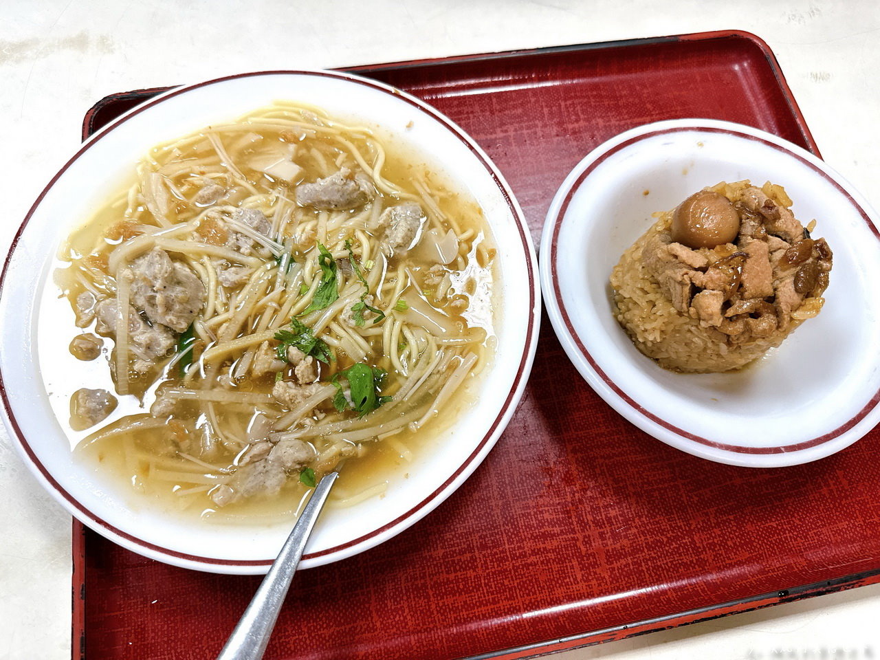 在地人推薦台中小吃，忠孝夜市必吃美食，老字號超人氣米糕，從小吃到大｜味泉米糕 @猴屁的異想世界