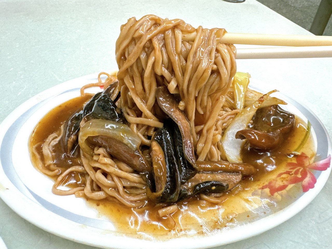 赤崁棺材板｜台南80年棺材板創始老店，金黃酥脆吐司加入濃湯超邪惡，鱔魚意麵必點，隱藏在康樂市場內 @猴屁的異想世界