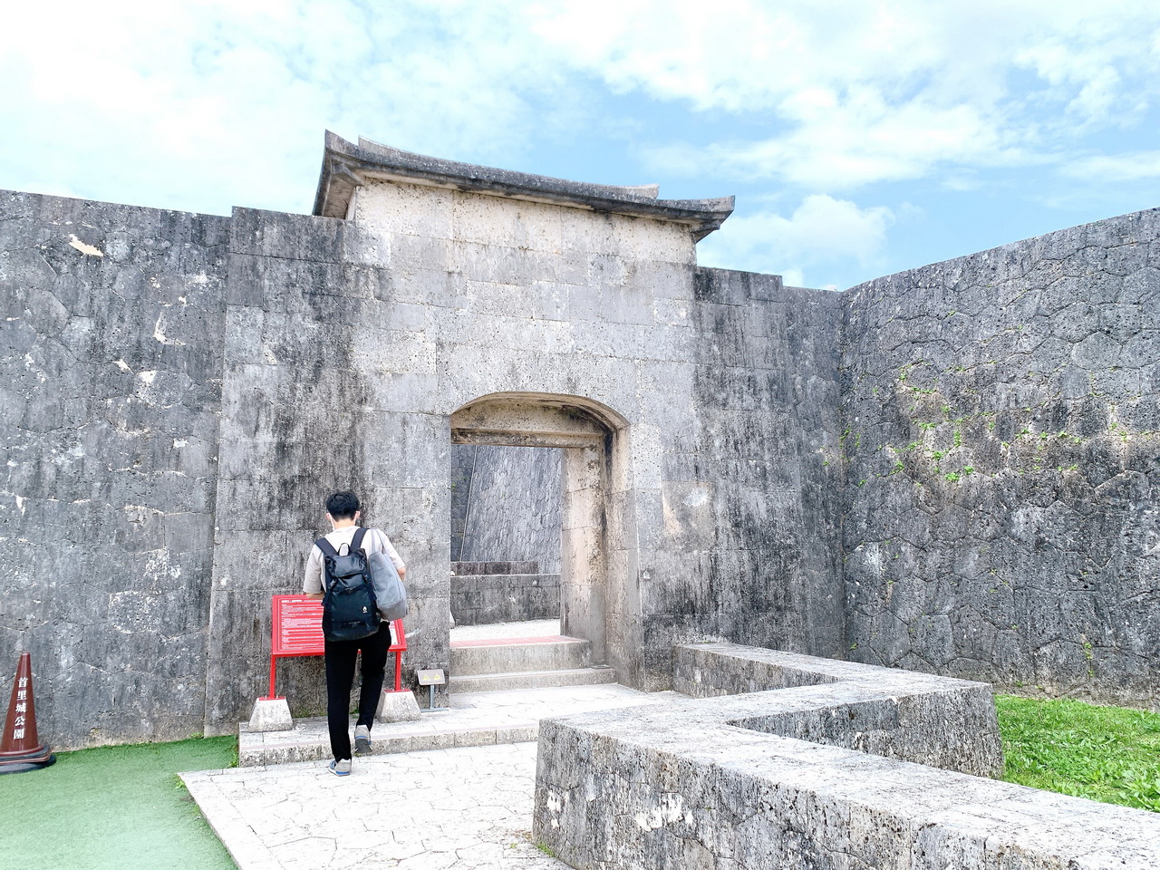 首里城｜沖繩世界遺產首里城，曾經最繁華的宮殿，被大火燒毀2023修復首里城現況，城外免費參觀 @猴屁的異想世界