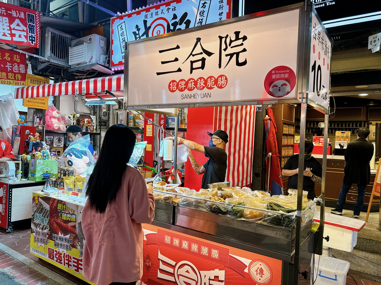 逢甲夜市超便宜滷味10元起，食材有特色超過30種品項，必吃招牌麻辣脆腸，醬汁獨特加辣更過癮｜三合院辣脆腸 @猴屁的異想世界