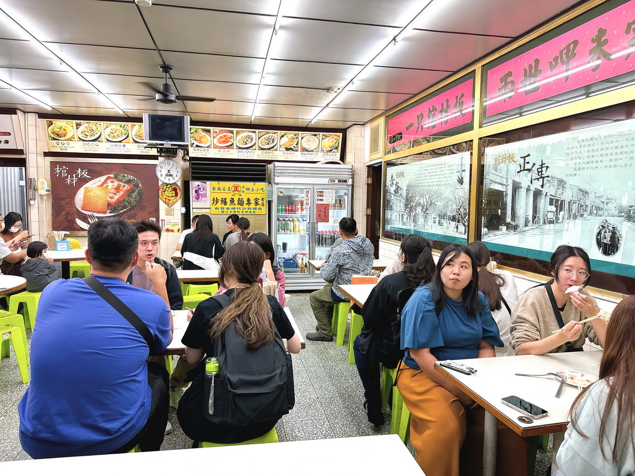 赤崁棺材板｜台南80年棺材板創始老店，金黃酥脆吐司加入濃湯超邪惡，鱔魚意麵必點，隱藏在康樂市場內 @猴屁的異想世界