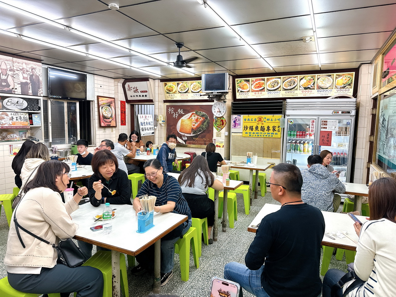 赤崁棺材板｜台南80年棺材板創始老店，金黃酥脆吐司加入濃湯超邪惡，鱔魚意麵必點，隱藏在康樂市場內 @猴屁的異想世界