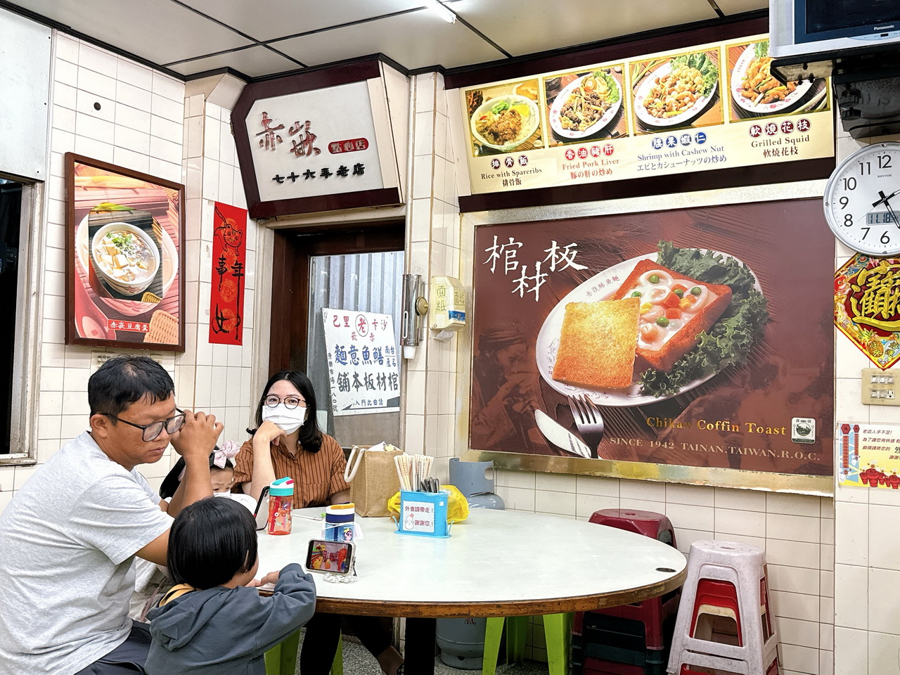 赤崁棺材板｜台南80年棺材板創始老店，金黃酥脆吐司加入濃湯超邪惡，鱔魚意麵必點，隱藏在康樂市場內 @猴屁的異想世界