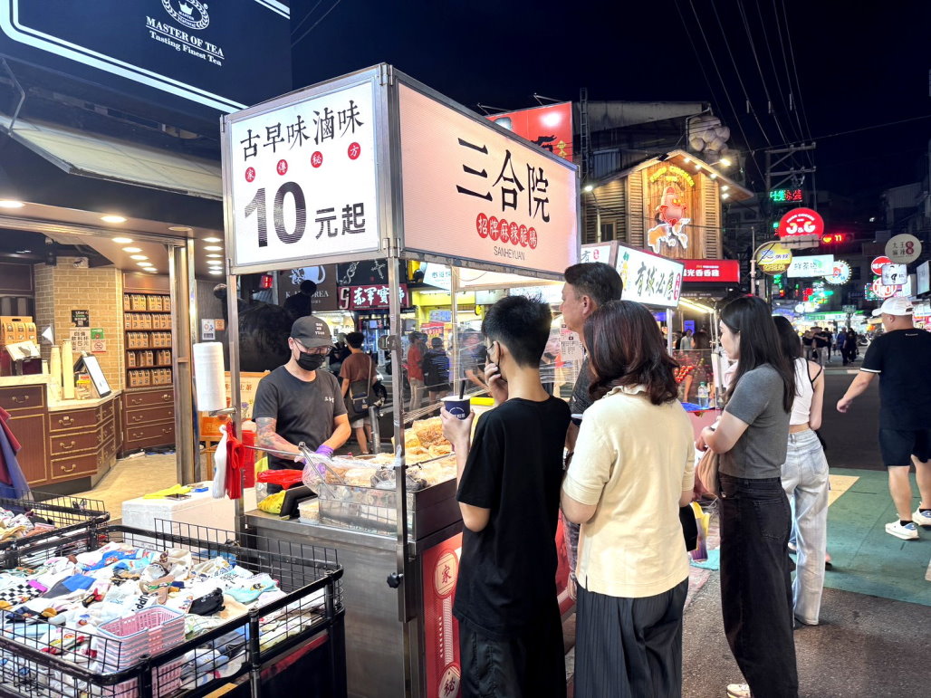 逢甲夜市超人氣滷味！三合院辣脆腸10元起，30種特色食材，必吃麻辣脆腸超涮嘴 @猴屁的異想世界