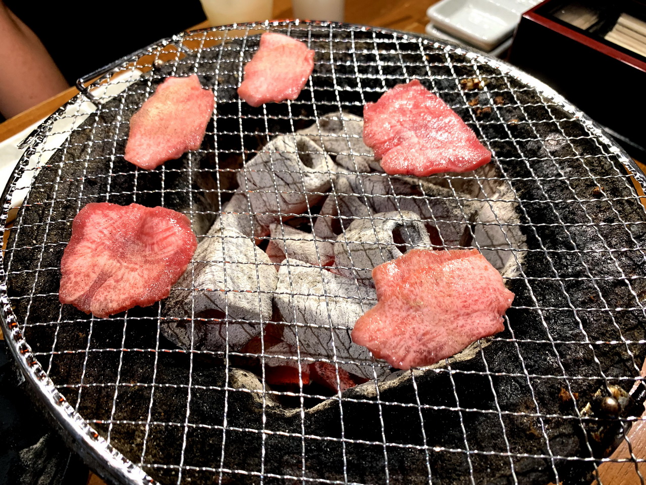 燒肉力丸心齋橋店｜日本大阪必吃燒肉吃到飽，NO.1套餐和牛放題超過癮，扇貝超大顆 @猴屁的異想世界