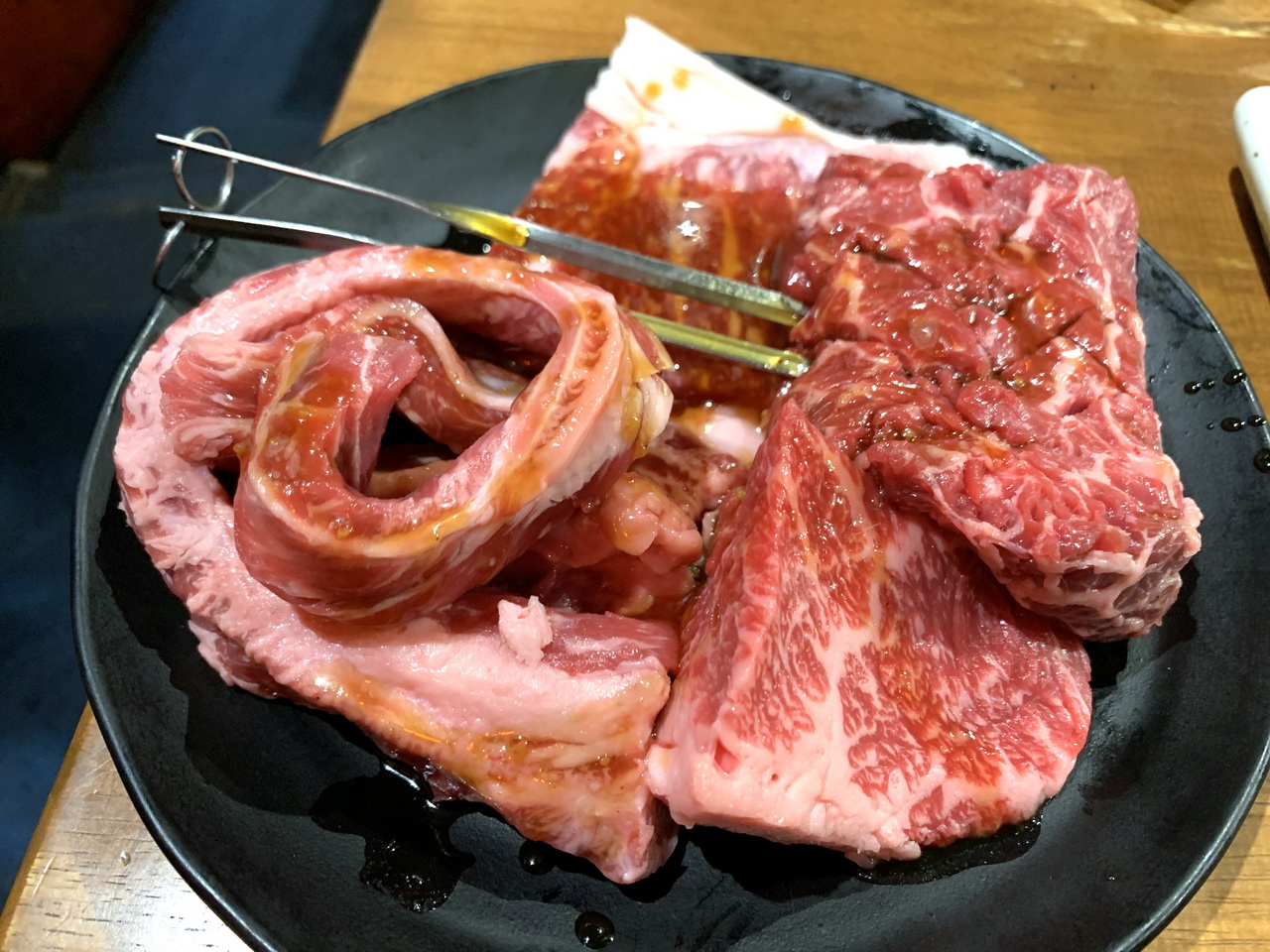 燒肉力丸心齋橋店｜日本大阪必吃燒肉吃到飽，NO.1套餐和牛放題超過癮，扇貝超大顆 @猴屁的異想世界