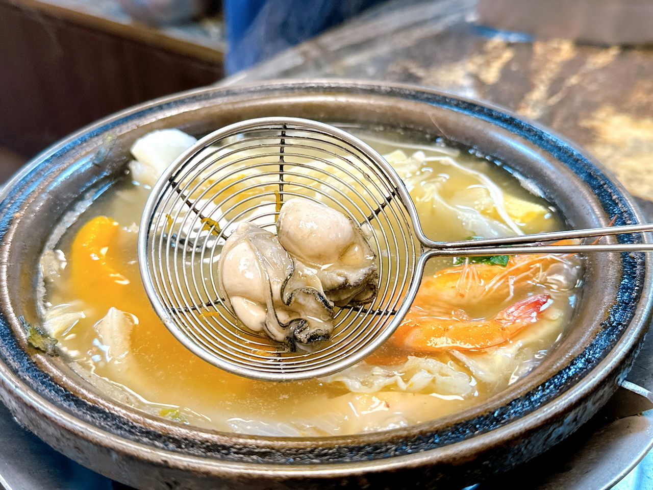 三重超夯平價石頭火鍋，沙朗牛肉炒過更香，海鮮超威，沙茶醬超優，正義國小對面｜鍋士無雙精緻石頭火鍋 @猴屁的異想世界