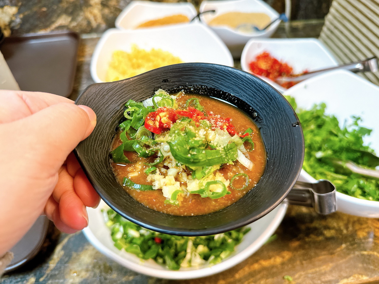 三重超夯平價石頭火鍋，沙朗牛肉炒過更香，海鮮超威，沙茶醬超優，正義國小對面｜鍋士無雙精緻石頭火鍋 @猴屁的異想世界