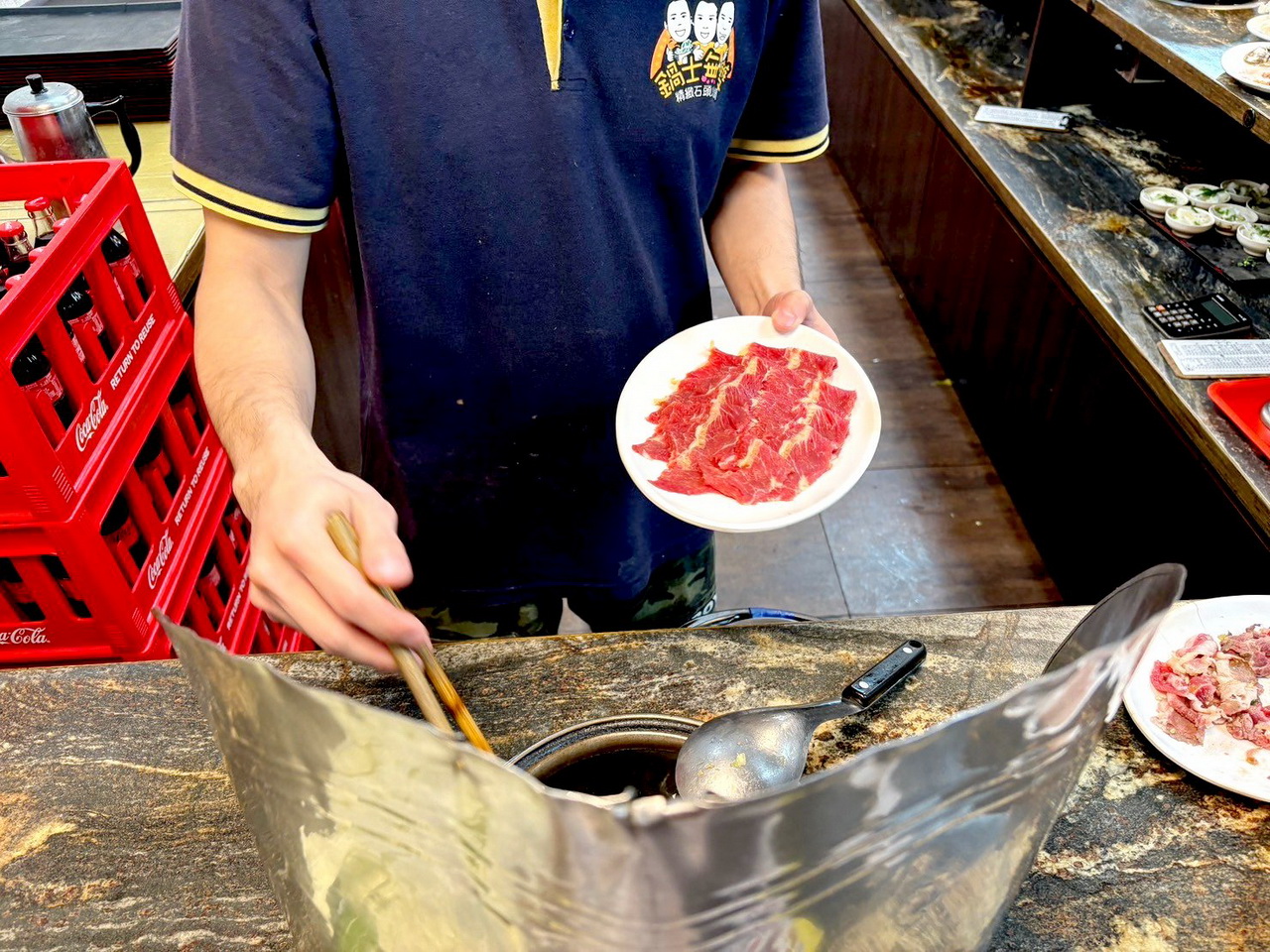 三重超夯平價石頭火鍋，沙朗牛肉炒過更香，海鮮超威，沙茶醬超優，正義國小對面｜鍋士無雙精緻石頭火鍋 @猴屁的異想世界