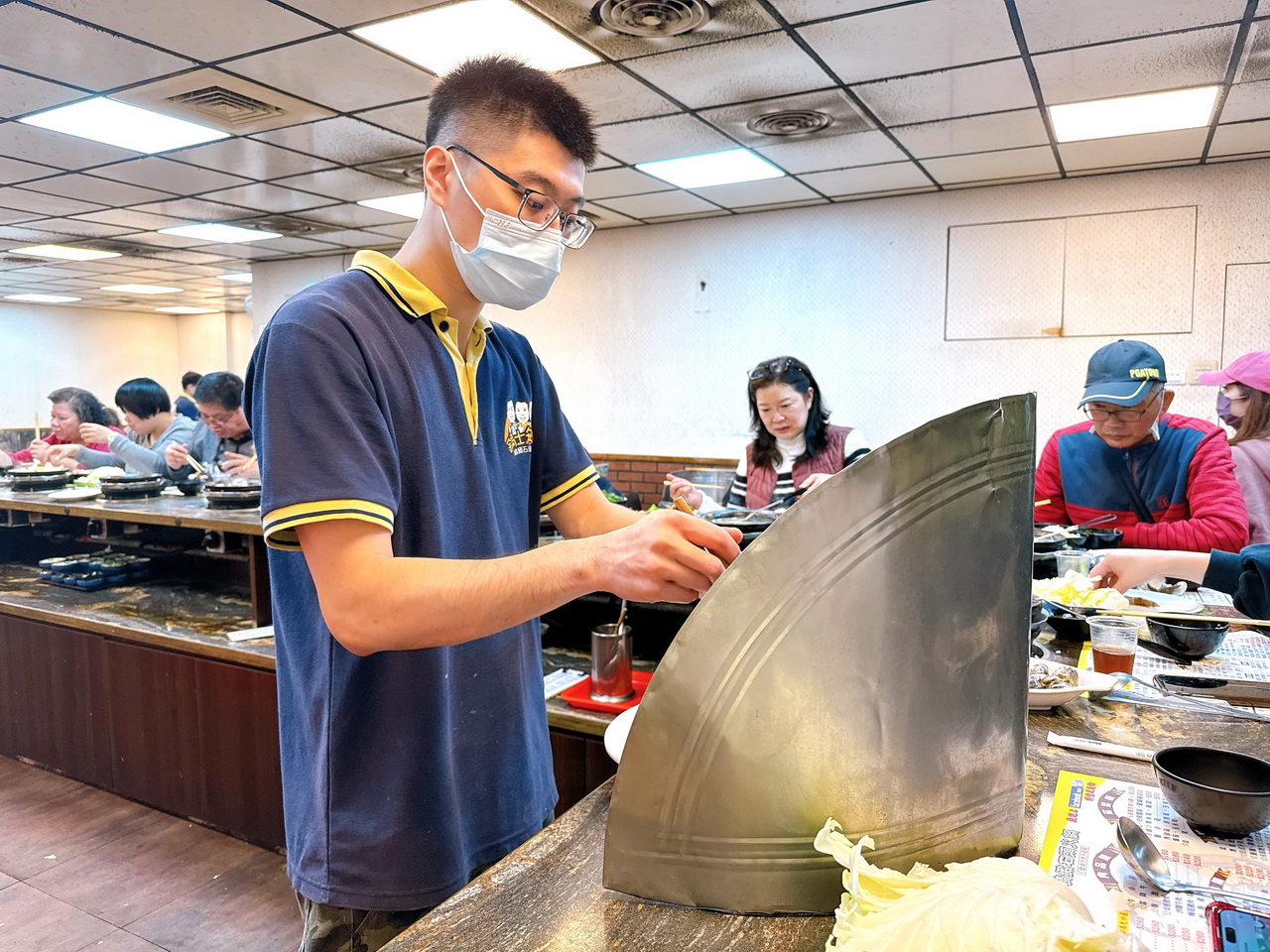 三重超夯平價石頭火鍋，沙朗牛肉炒過更香，海鮮超威，沙茶醬超優，正義國小對面｜鍋士無雙精緻石頭火鍋 @猴屁的異想世界