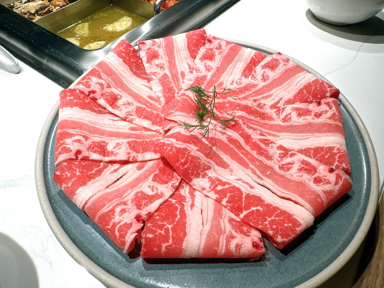 台中燒肉風間新品牌麻辣火鍋，四宮格火鍋湯底讚，滷肉飯吃到飽，台中包廂餐廳就在老虎城B1｜重慶火鍋緋花 @猴屁的異想世界