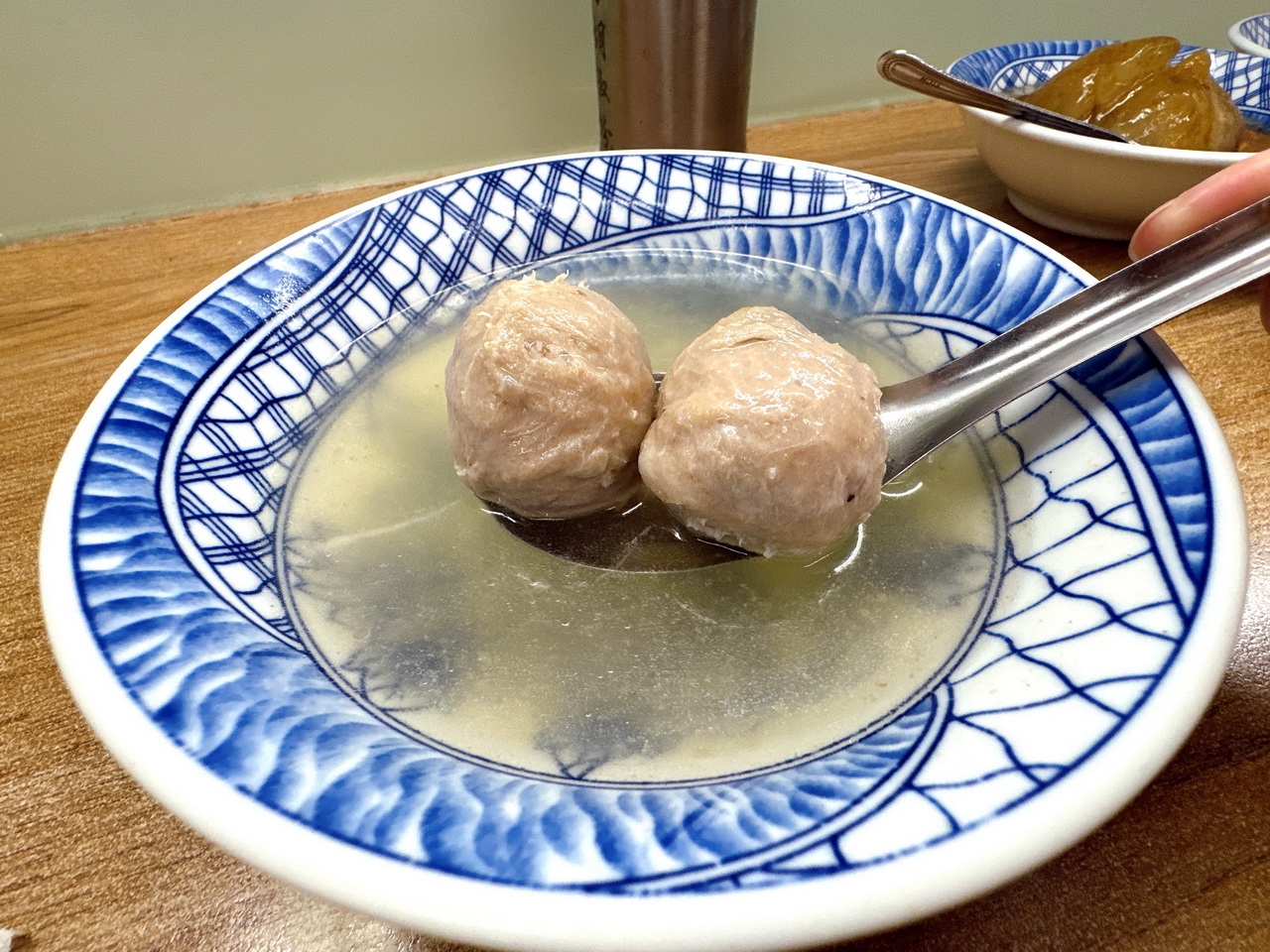 三和夜市必吃美食，貢丸湯可以免費加湯，肉圓皮Q肉大塊香菜自己加，三重50年老店只賣2樣｜萬粒肉圓 @猴屁的異想世界