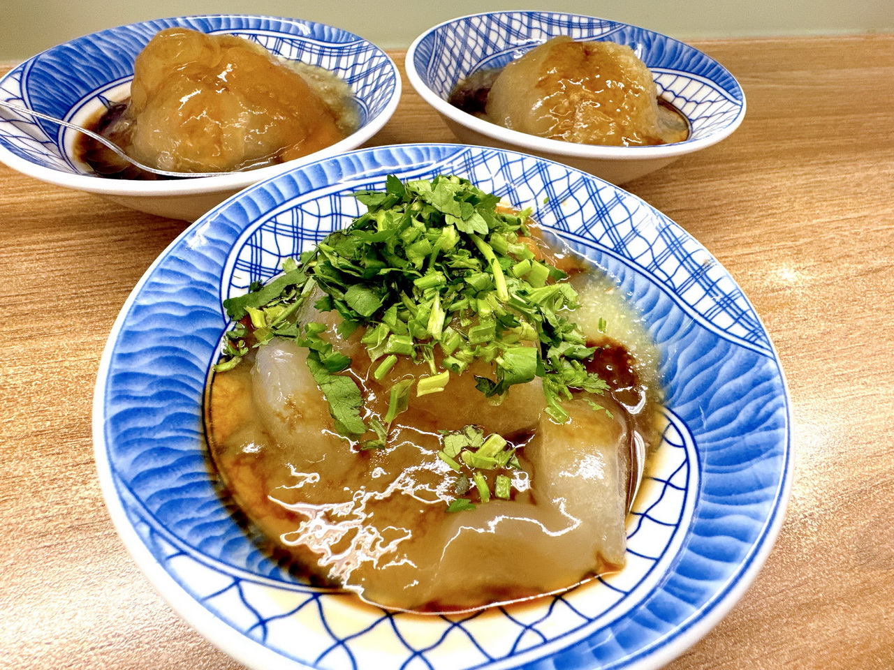 三和夜市必吃美食，貢丸湯可以免費加湯，肉圓皮Q肉大塊香菜自己加，三重50年老店只賣2樣｜萬粒肉圓 @猴屁的異想世界