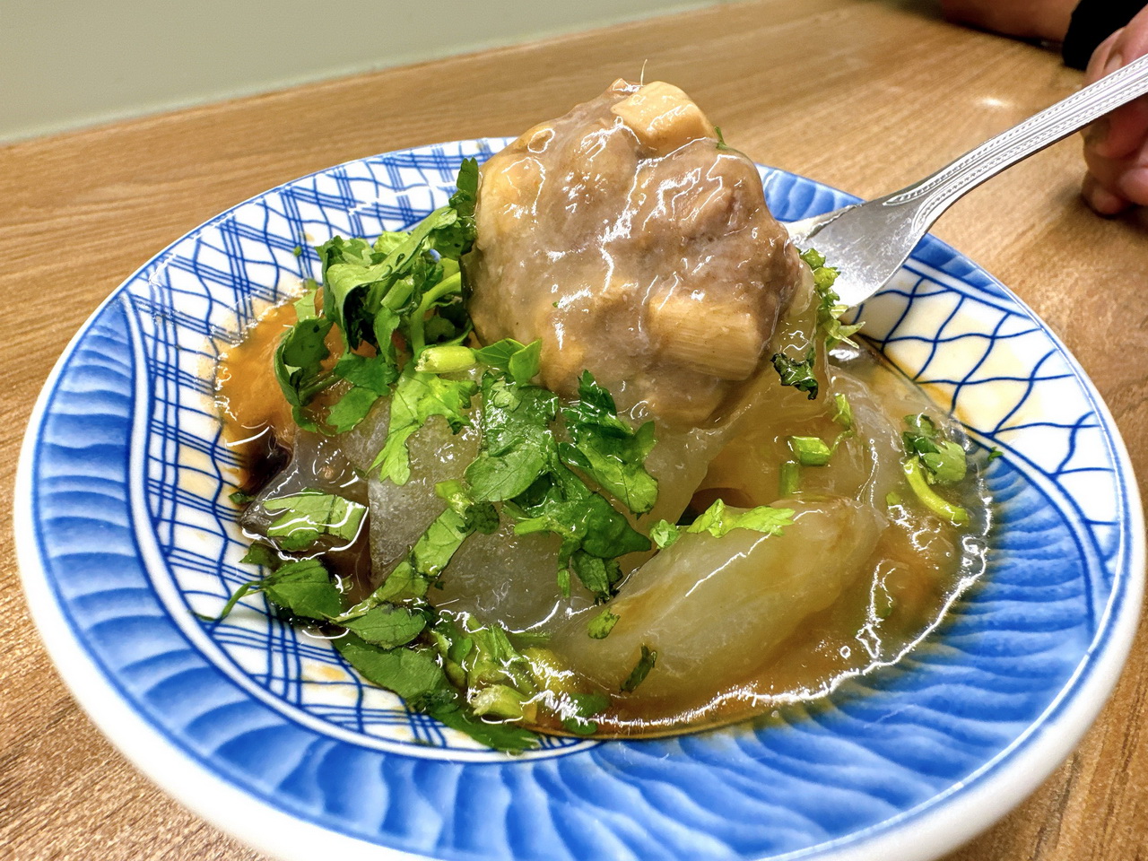 三和夜市必吃美食，貢丸湯可以免費加湯，肉圓皮Q肉大塊香菜自己加，三重50年老店只賣2樣｜萬粒肉圓 @猴屁的異想世界