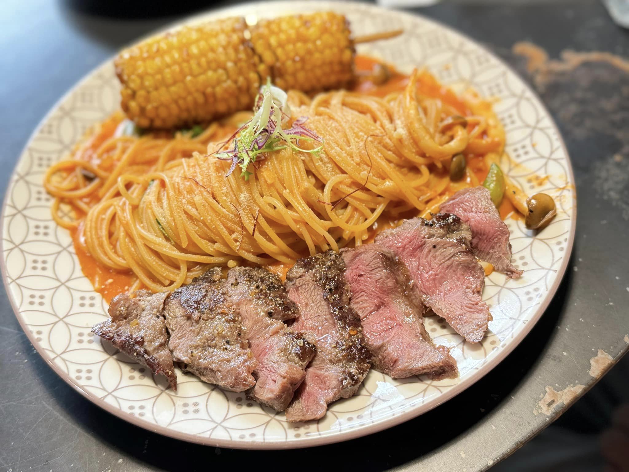 春三朝午｜台中超人氣早午餐，生意超好要排隊，義大利麵超級好吃，爆漿瀑布鮮奶茶店內第1名必點 @猴屁的異想世界