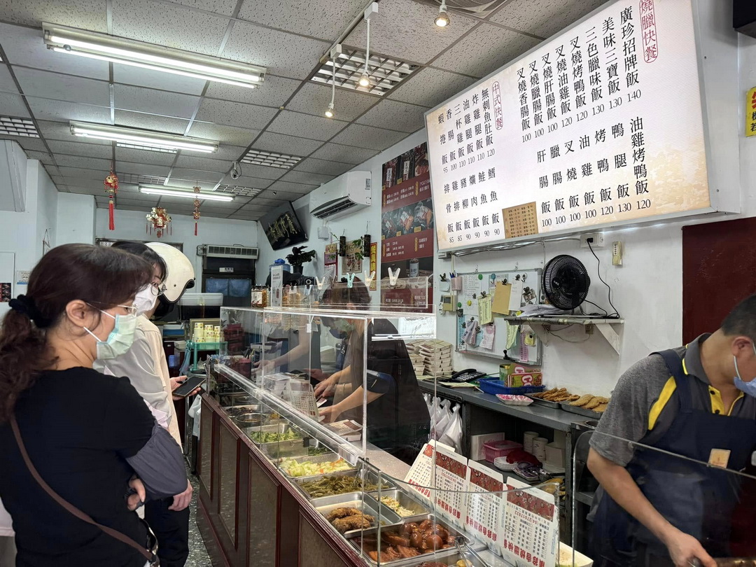 廣珍香燒臘快餐館｜台中西屯超人氣燒臘店，每天都大排長龍，烤鴨腿飯晚來買不到 @猴屁的異想世界