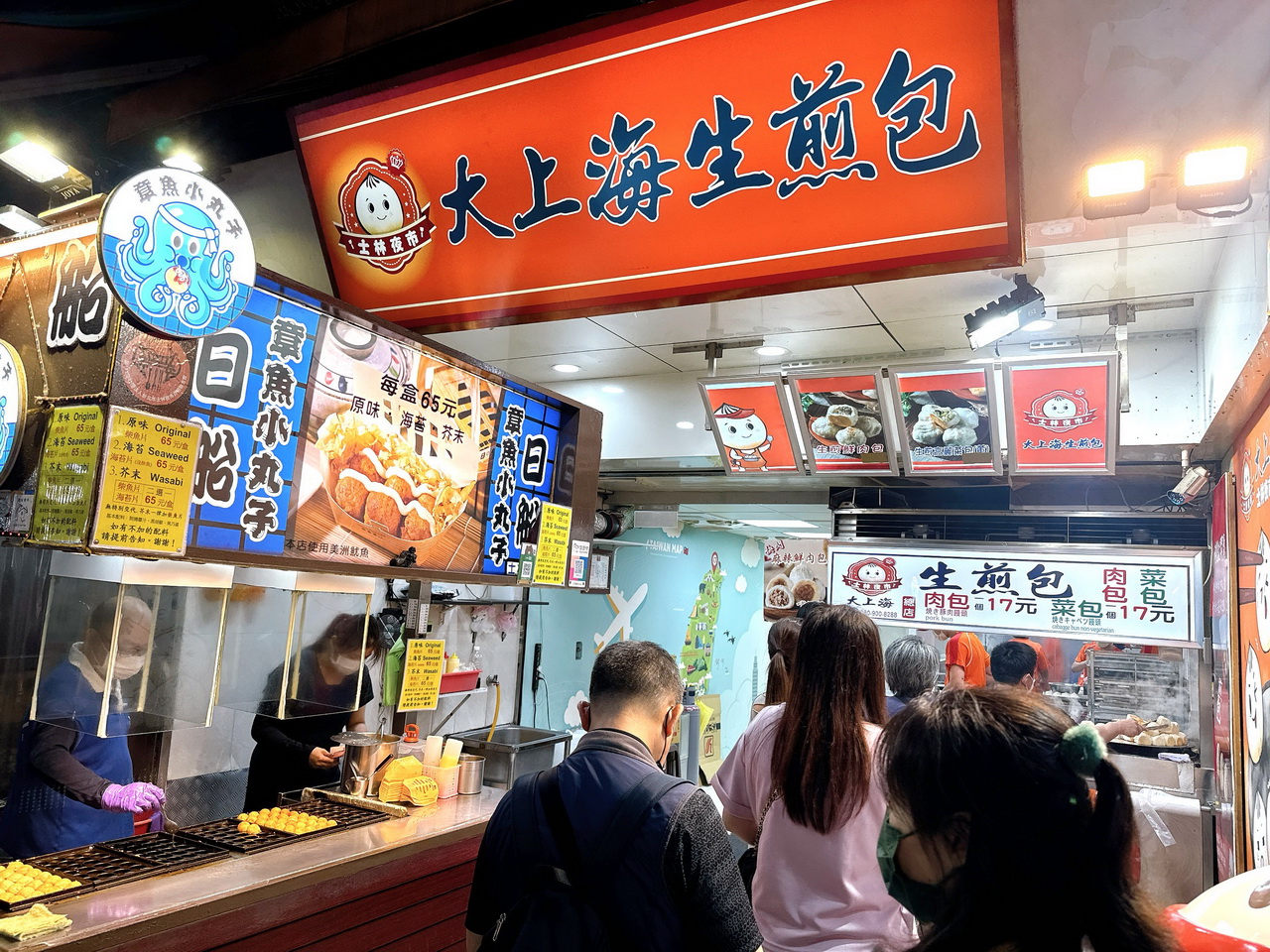大上海生煎包｜士林夜市美食60年老店，鮮嫩多汁招牌肉包只要17元，現做現賣，生意超好大排隊 @猴屁的異想世界