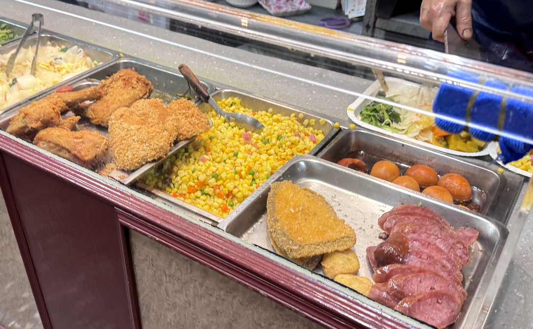 廣珍香燒臘快餐館｜台中西屯超人氣燒臘店，每天都大排長龍，烤鴨腿飯晚來買不到 @猴屁的異想世界