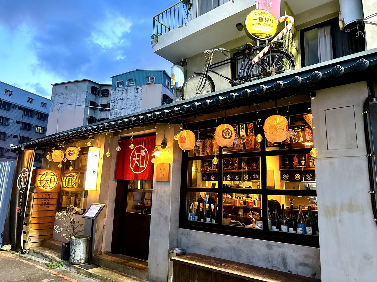 【知戶酒食】逢甲居酒屋推薦，當月壽星特製生魚片蛋糕超驚喜，營業到半夜一點 @猴屁的異想世界