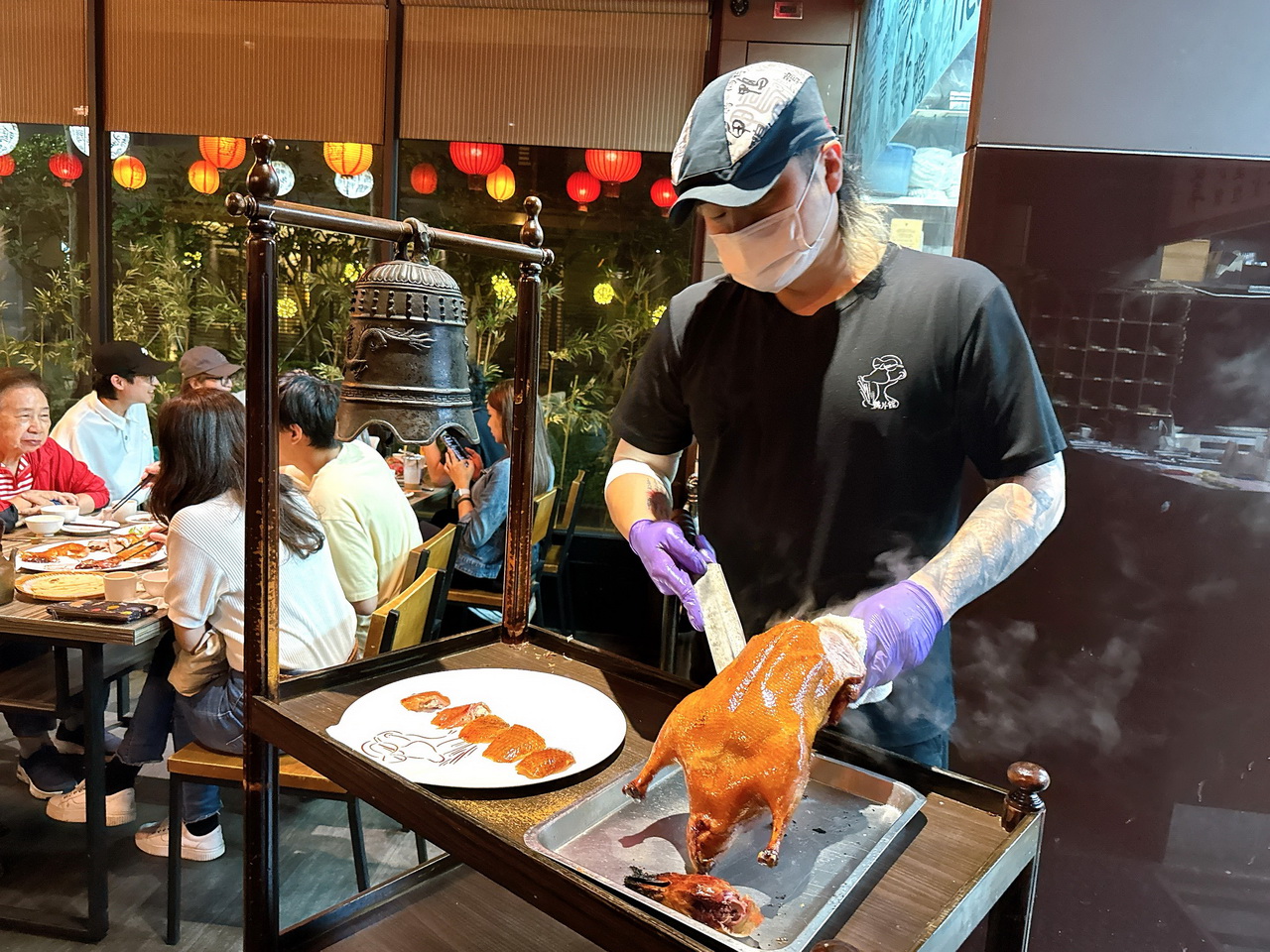 【鴨片館】台中超人氣烤鴨老店，有桌邊片鴨秀，包廂圓桌超適合聚餐 @猴屁的異想世界