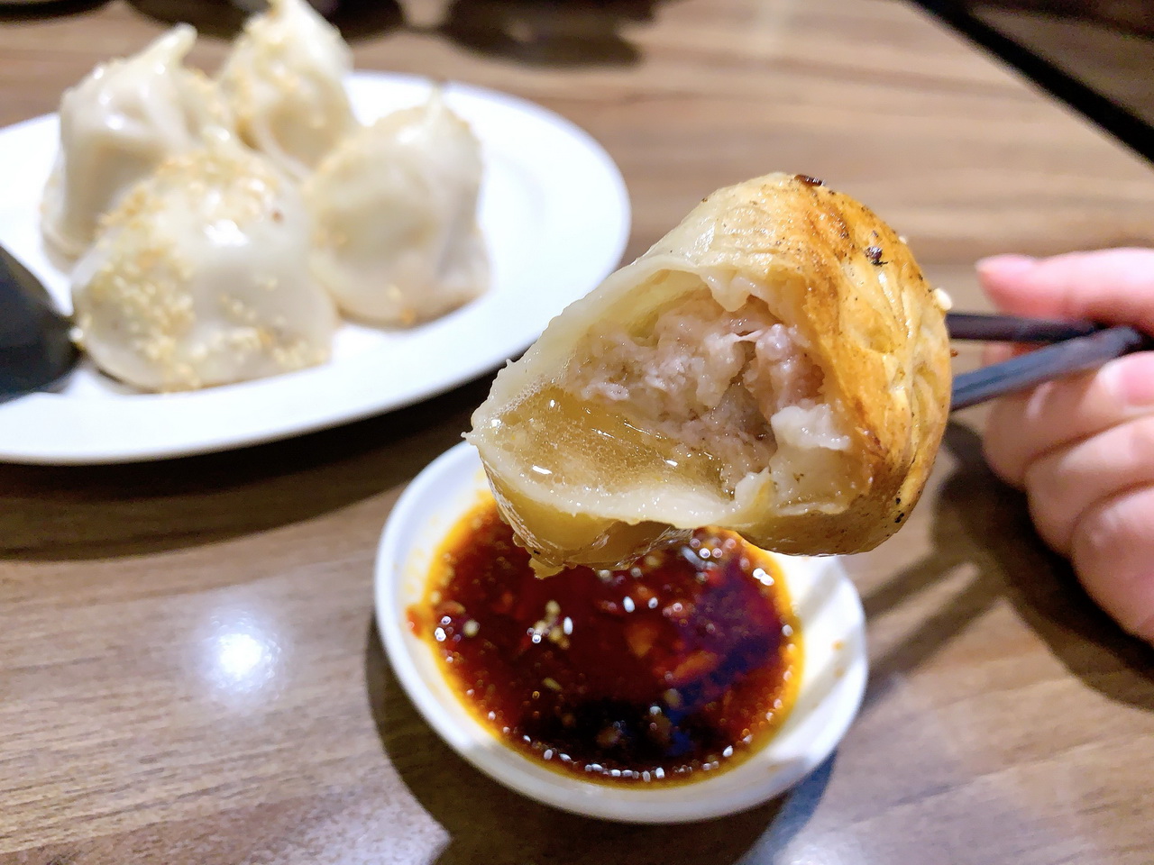 【滬舍餘味餐館】連續4年台中必比登美食，大推生煎包，會噴汁超好吃，生意超好大排隊 @猴屁的異想世界