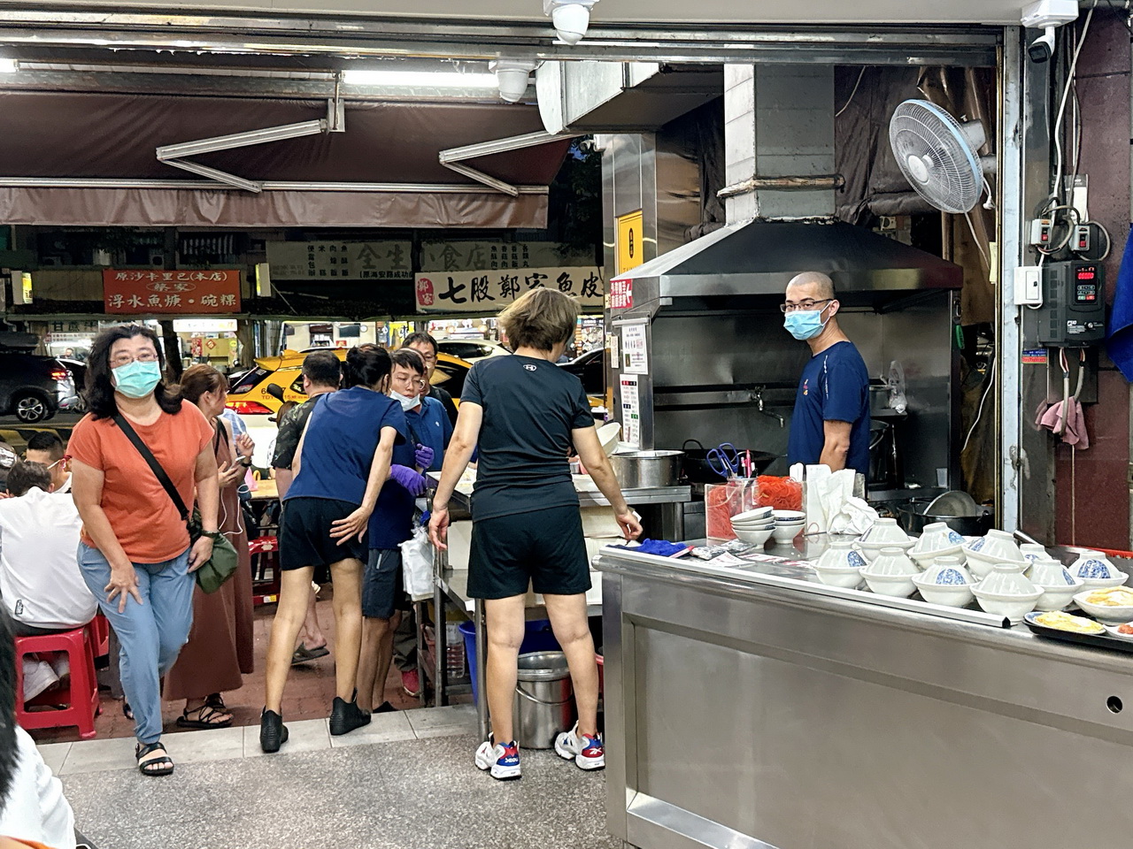 【集品蝦仁飯】在地人推薦台南海安路超人氣小吃，火燒蝦仁飯加爆漿鴨蛋太邪惡 @猴屁的異想世界