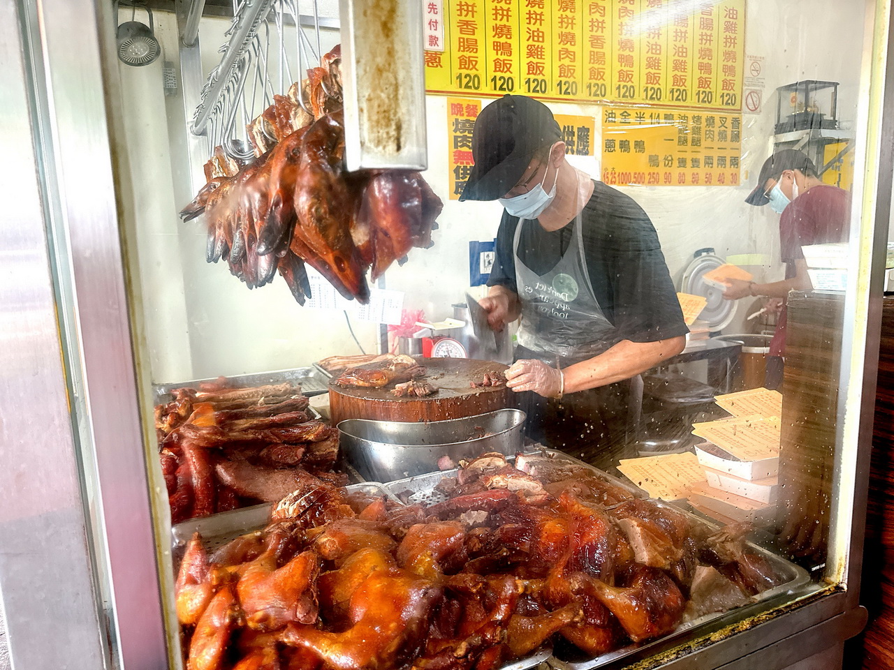 廣豐燒臘｜台中燒臘便當推薦，脆皮燒肉只賣中午，超人氣鴨腿飯半小時售完，便當滿到快蓋不起來 @猴屁的異想世界