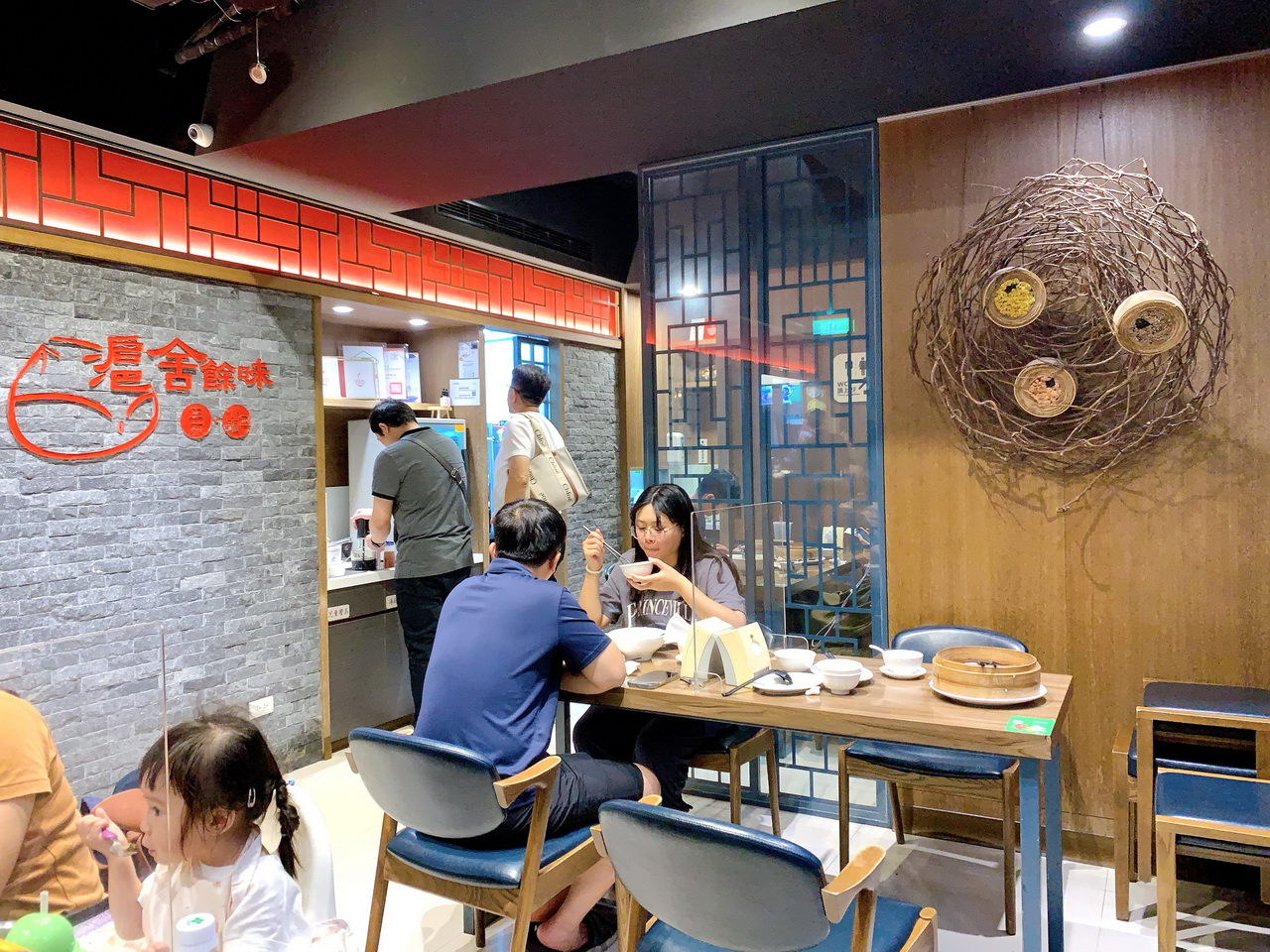 【滬舍餘味餐館】連續4年台中必比登美食，大推生煎包，會噴汁超好吃，生意超好大排隊 @猴屁的異想世界