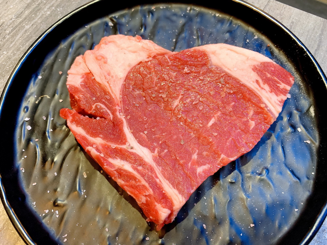 桃園大漠紅頂級燒肉吃到飽｜現切肋眼牛排真的很猛，實現干貝自由 @猴屁的異想世界