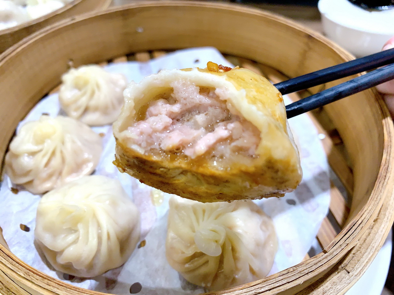 滬舍餘味｜台中米其林必比登美食，必點3樣生煎包、小籠包、鮮蝦蒸餃 @猴屁的異想世界